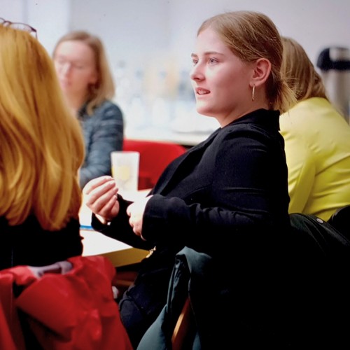Diskutierende Jugendliche bei einer Versammlung 