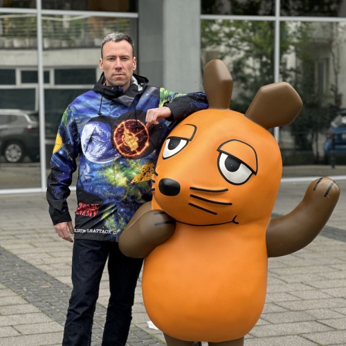A portrait image of Davide Bortot also starring the Maus of Die Sendung mit der Maus