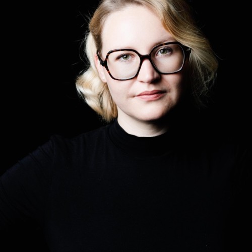 Porträt Frau blond Brille