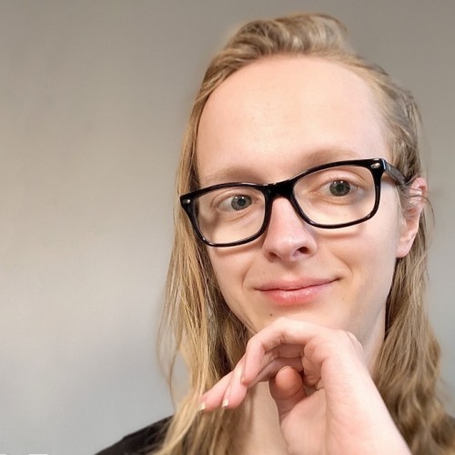 Frau mit Brille und Hand am Kinn im Portrait