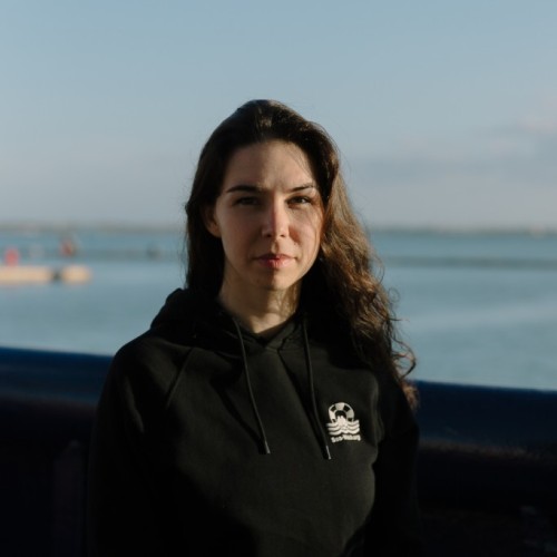Vera auf dem Seenotrettungsschiff Sea-Watch 5 in einem schwarzen Hoodie 