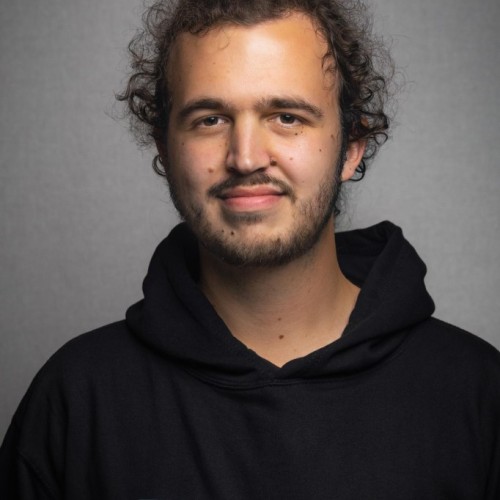 Bild von Frederik Mallon im schwarzen Hoodie mit Volksverpetzer-Logo