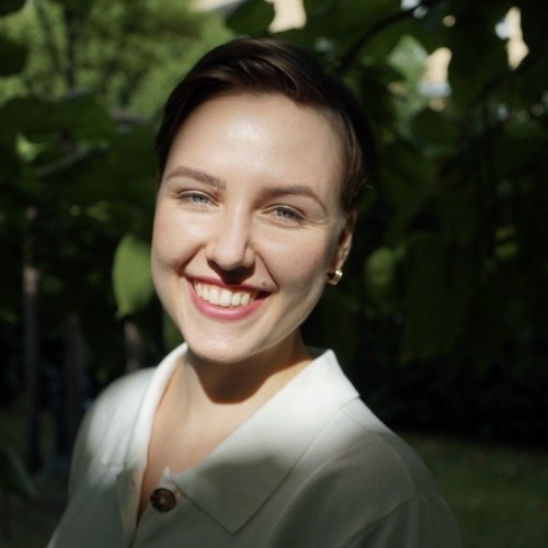 Tabea Schröder schaut in die Kamera und lacht.