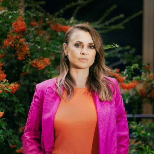 Portraitfoto Jagoda Marinić, Frau in pinkem Blazer 