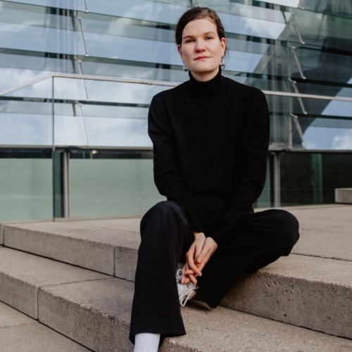Julia Meisner auf einer Treppe im Berliner Regierungsviertel