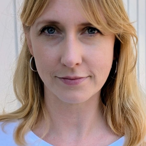 Portrait Julia Rehkopf vor weißer Wand