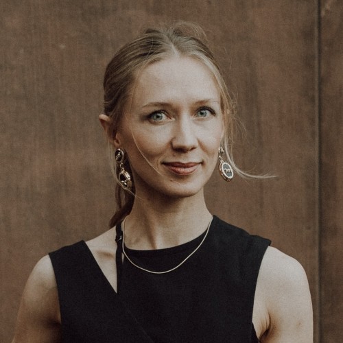 Portrait von Lilli Berger, eine blonde Frau, 33 Jahre alt. Sie entwickelt virtuelle Erinnerungsräume