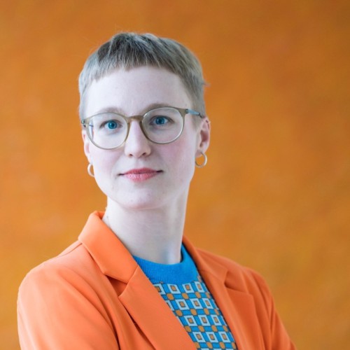 Portraitaufnahme von Lisa Mangold, weiße Person, kurze Haare, unter 40. 