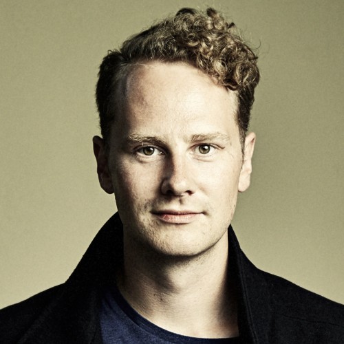 Mads Pankow schaut Sie freundlich an.
