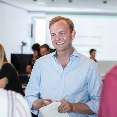 Ein lächelnder Mann im Gespräch während eines Workshops