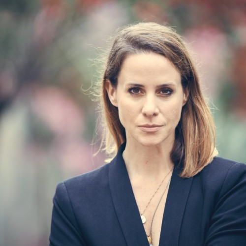 Eine Frau geht mit entschlossenem Blick auf die Kamera zu.