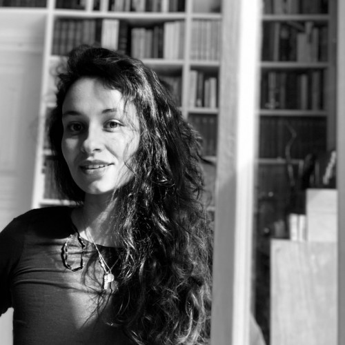ein portrait von paolina vor einem bücherregal in schwarzweiß