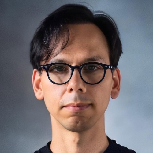 Foto eines lächelnden Nerds der innerlich schreit und verzweifelt versucht seine Introvertiert zu überwinden 