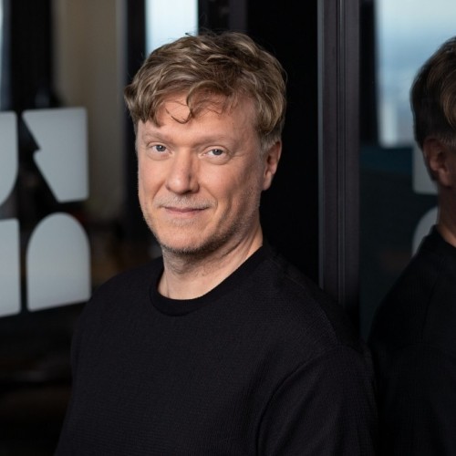 Philipp Schild vor funk-Logo