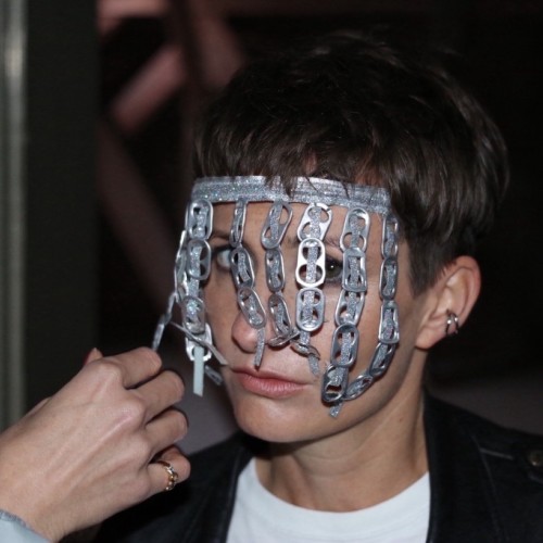 Cheap Wedding mit Maske aus Dosenlaschen weissem T-Shirt und Hand ihrer Maskenbildnerin
