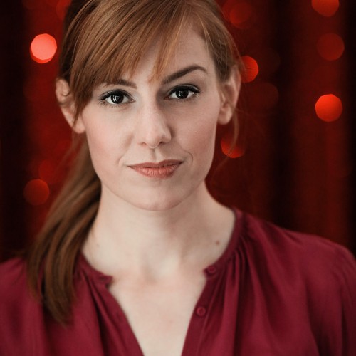 Eva Schulz trägt eine rote Bluse