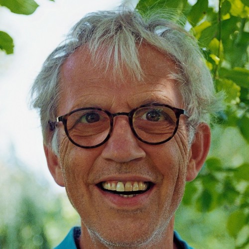Offener Blick mit Lachfalten, graue Haare und Brille