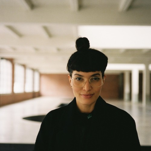Porträt von Anna-Stephanie Gurt, Brand Strategin aus Berlin. Sie schaut direkt in die Kamera und lächelt leicht. 