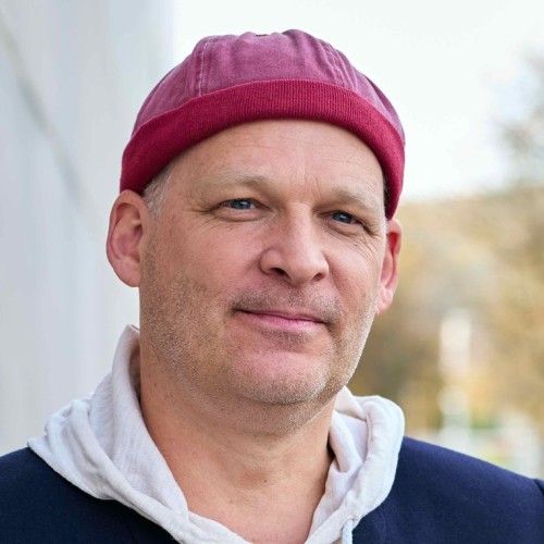 Portraitfoto von Sascha Verlan mit Kappe