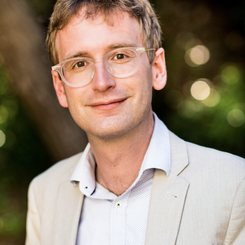 Prof. Adrian Daub vor einem Baum