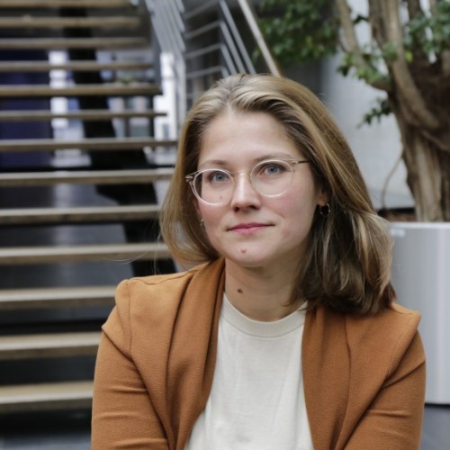 Charlotte Böhm sitting in the hall of Hochschule München