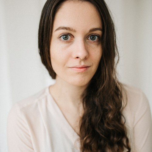 Louisa Heerde guckt in die Kamera. 