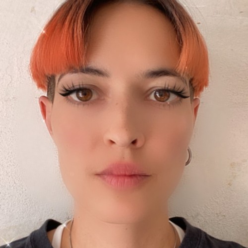 Foto von Anan Fries mit orange farbenen Haaren
