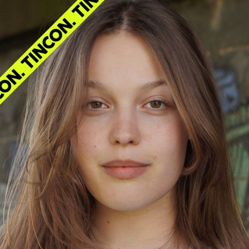 Porträtfoto einer jungen Frau mit langen, braunen Haaren