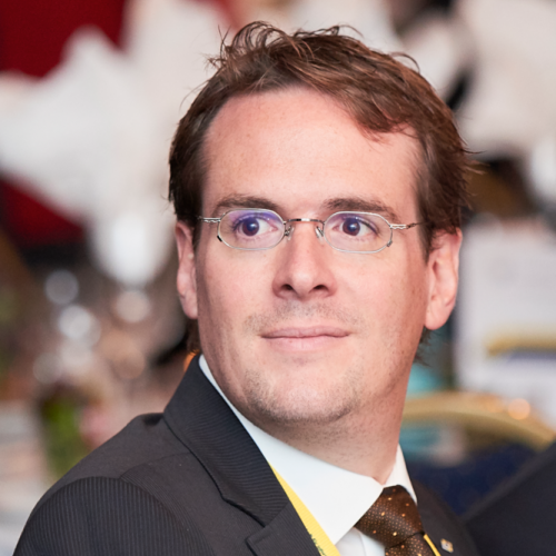 Alexander von Gernler schaut bedeutungsvoll in die Ferne