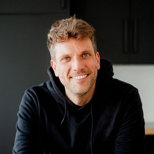 Jan Peiniger, lächelnd in einem schwarzen Hoodie