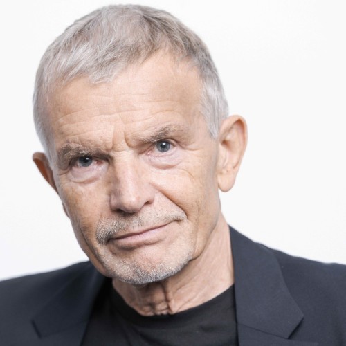 Grauhaariger lächelnder Mann