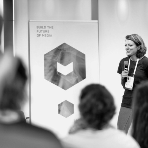 Marie Kilg on a stage giving a talk at a media event hosted by Google and Mediaschool Bayern