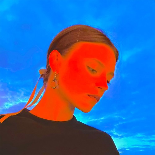 Surrealistisches Porträt von Irina Shutova vor leuchtend blauem Himmel, mit  einem intensiven roten Farbton im Gesicht und Kontrastfarben.