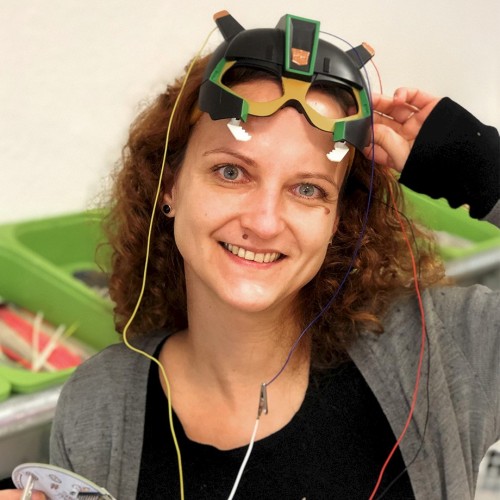 Frau mit Gamecontroller Brille
