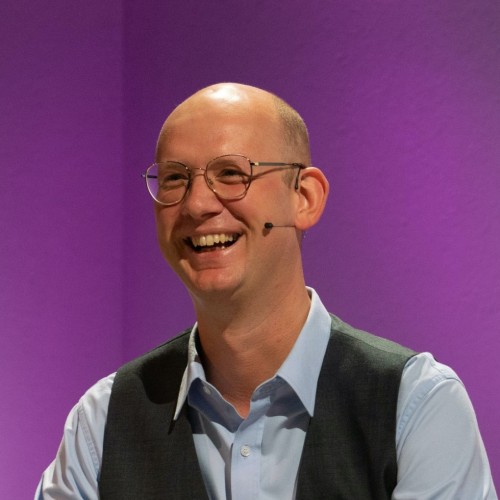 Foto von Prof. Thomas Gegenhuber von einer Moderation an der Leuphana Universität. 