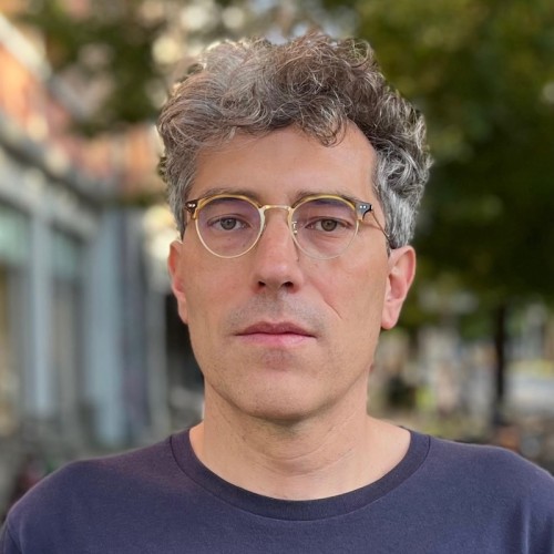 Profilbild von Tobias Miller. Der Mann trägt eine Brille und ein blaues T-Shirt. 