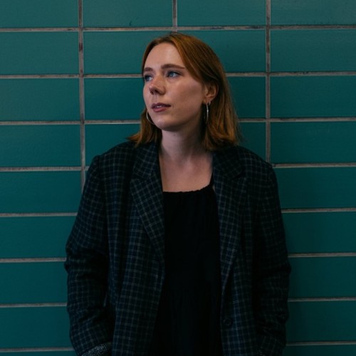 Foto von Charlotte Theis vor grünem Hintergrund