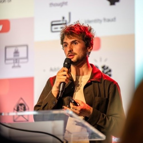 Photo of Wouter Nieuwenhuizen speaking at a public event