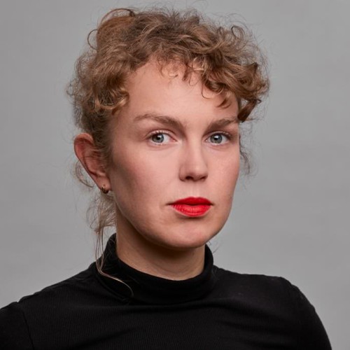Lotte trägt roten Lippenstift und einen schwarzen Rollkragen.