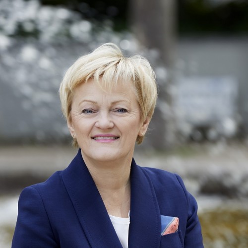 Dies ist ein Bild von Renate Künast auf dem sie einen blauen Blazer trägt