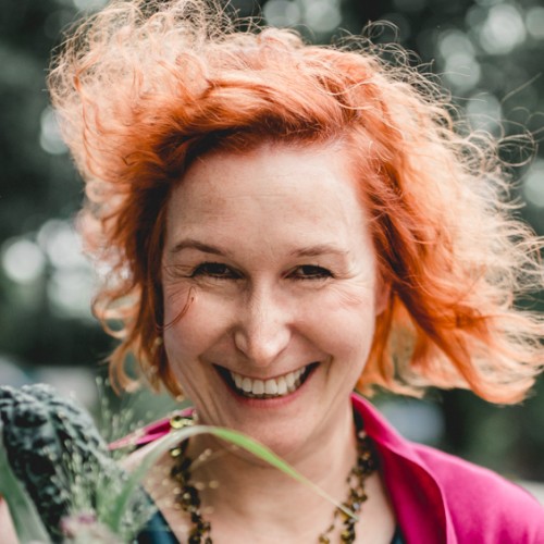 carmenhi aka Carmen Hillebrand mit wehenden Haaren. Im Anschnitt ist ein essbarer Blumenstrauss erkennbar.