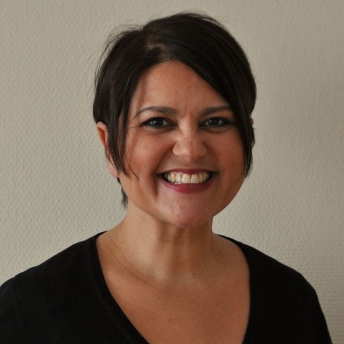 Portrait von Cathy, sie schaut lachend direkt zum Betrachter 