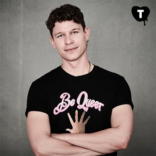 Portrait Florian Prokop mit T Shirt "Be Queer"