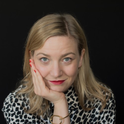 Porträtfoto von Anna vor schwarzem Hintergrund