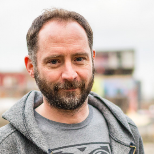 Portrait von Martin Oetting, im Freien, mit Hoodie