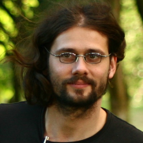 Portraitfoto vor Waldhintergrund